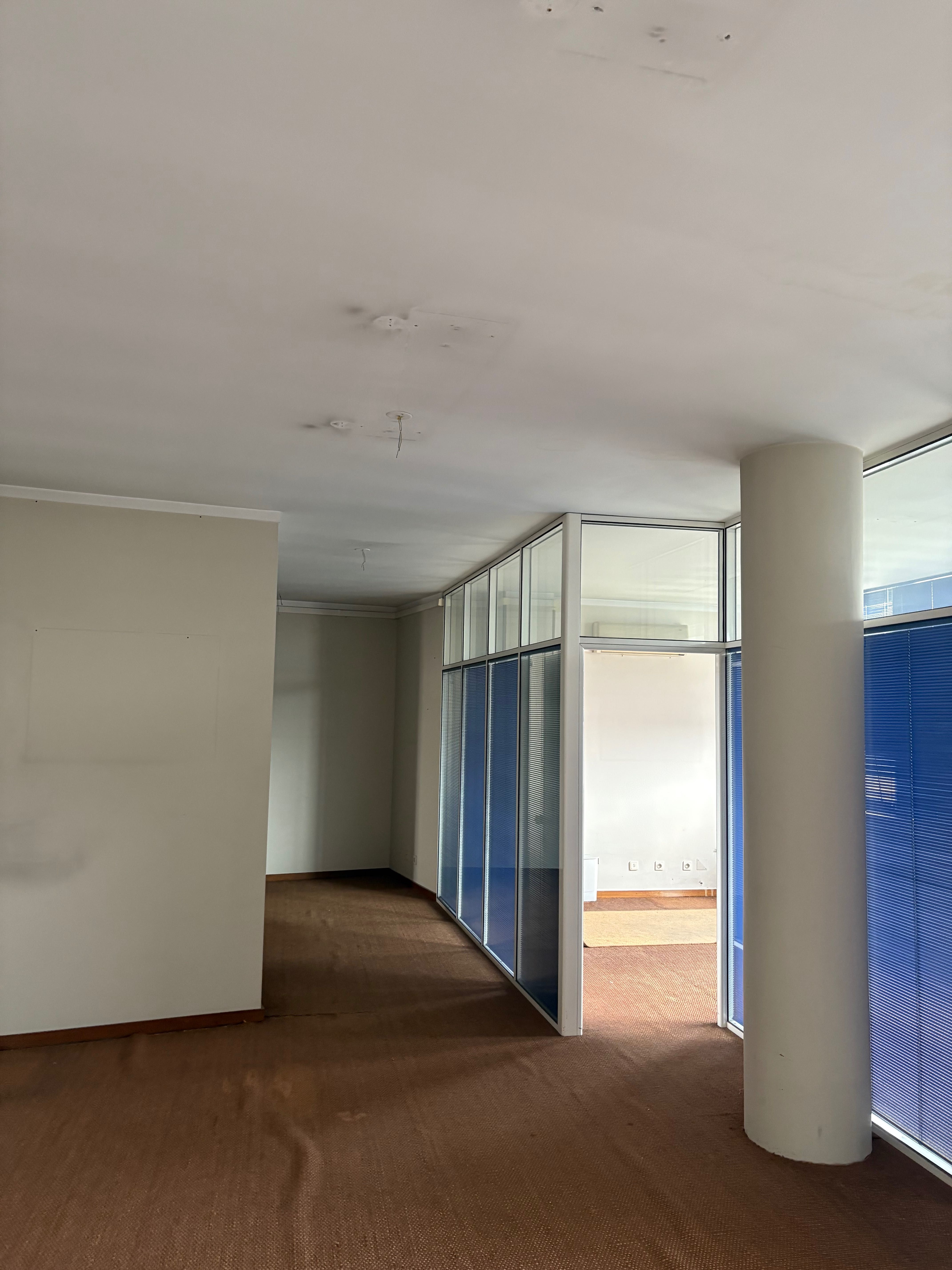 Arrendo escritório com lugar de garagem praça da república