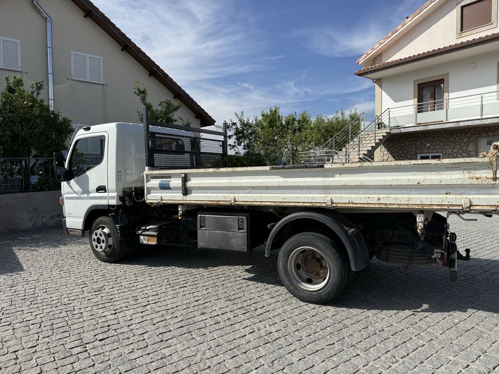 Mitsubishi Fuso pesada com bascúla