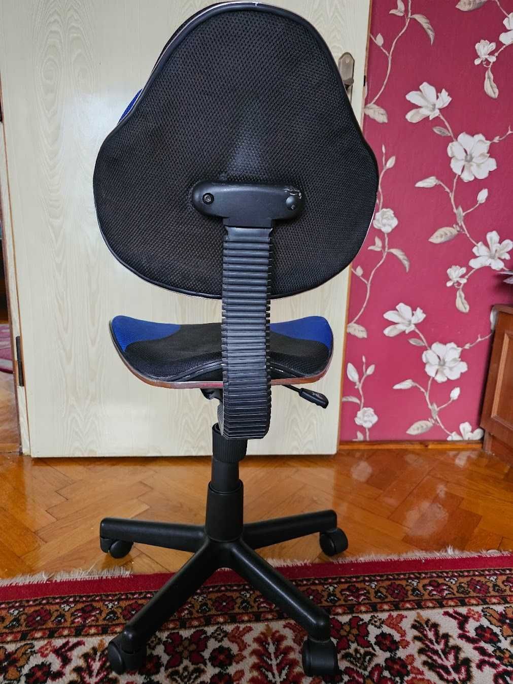 Fotel krzesło obrotowe do biurka na kółkach czarno-niebieskie
