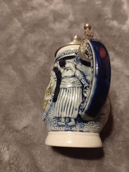 Średni ceramiczny kufelek z dekielkiem.