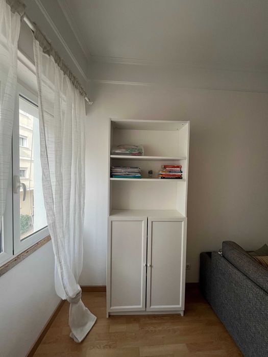 Estante Ikea branca com prateleiras ajustáveis