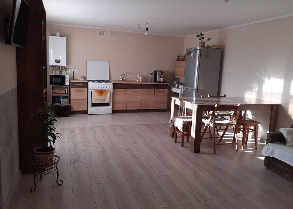 Добротний будинок неподалік центру