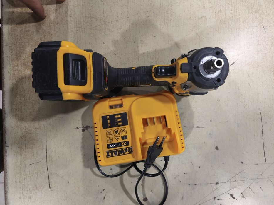 аккумуляторный ударный гайковерт DeWalt DCF922.