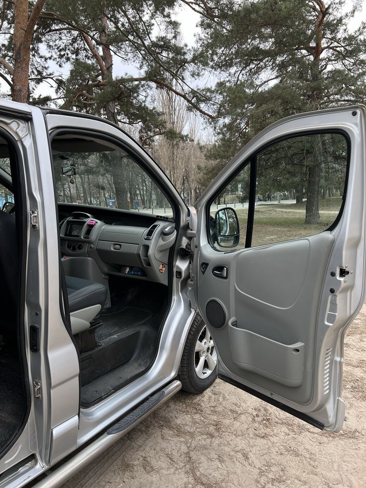 Opel    Vivaro 2.5