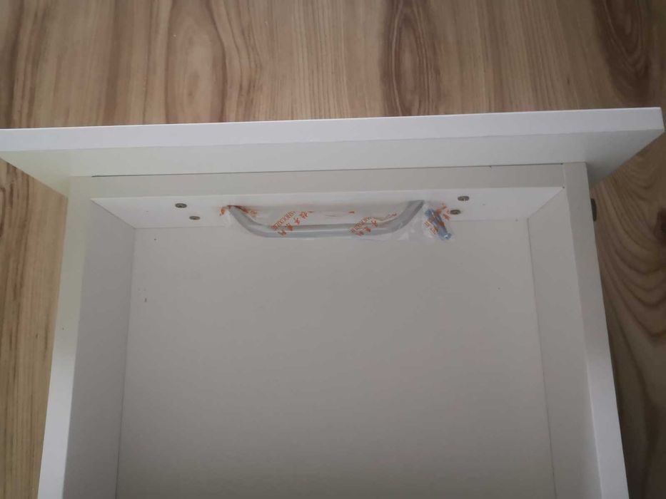 Biały kontenerek na klucz biała komoda szafka pod biurko