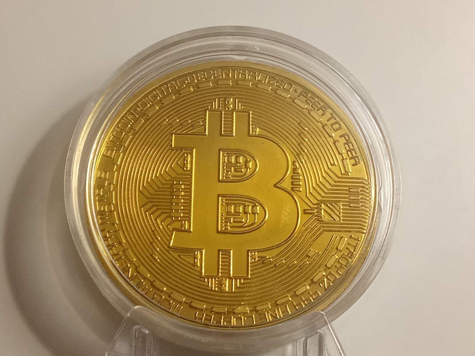 Bitcoin w stojącym holderze