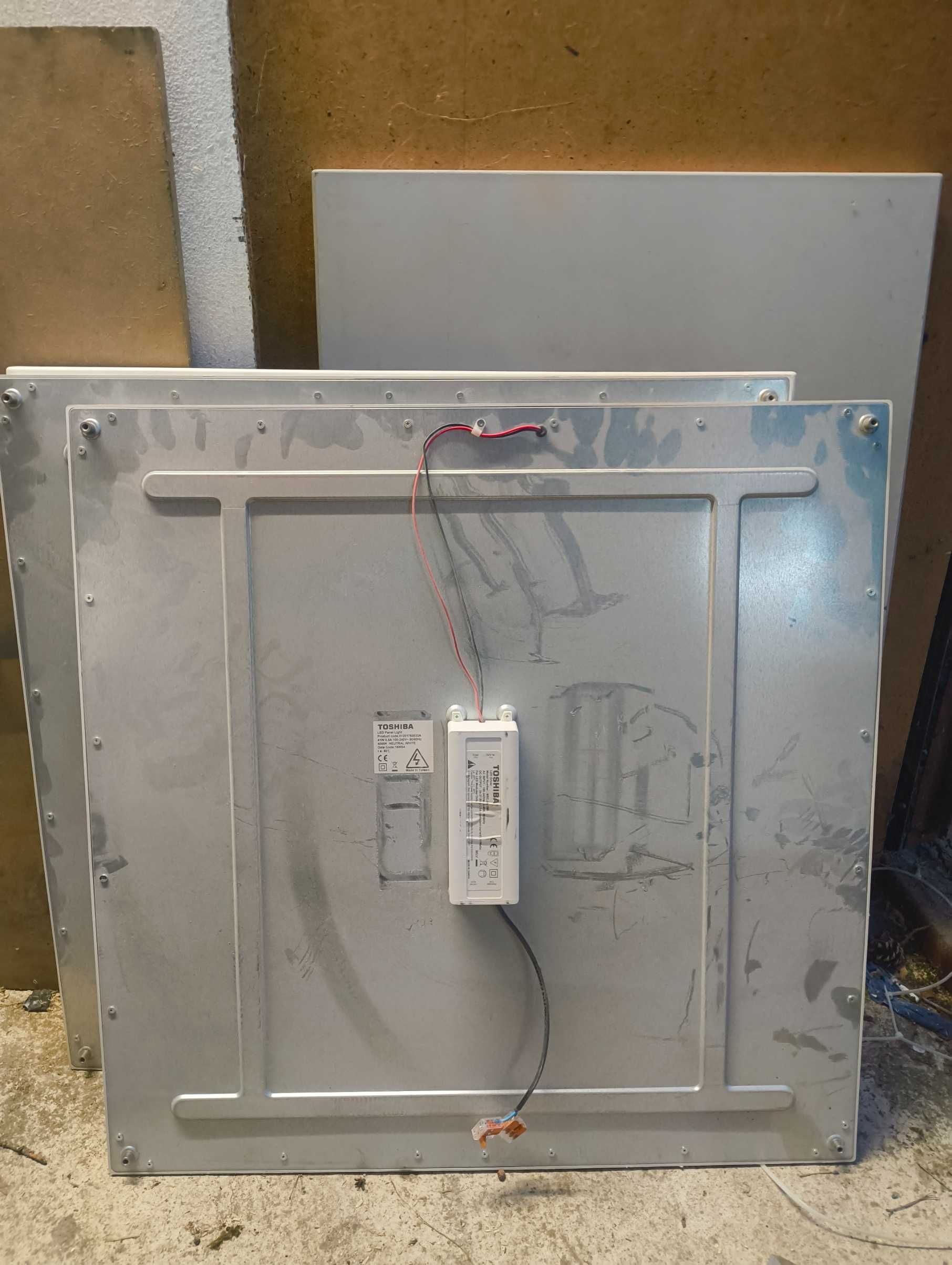 Panel oświetleniowy LED 60x60 firmy Toshiba.