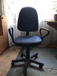 Продам кресло офисное с подлокотниками