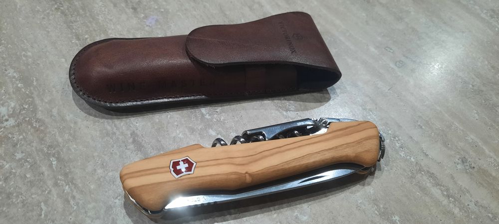 scyzoryk Victorinox Wine Master z rękojeścią z drewna oliwnego