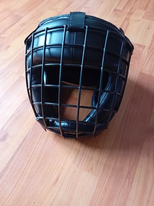 Kask bokserski z kratką boks kickboxing