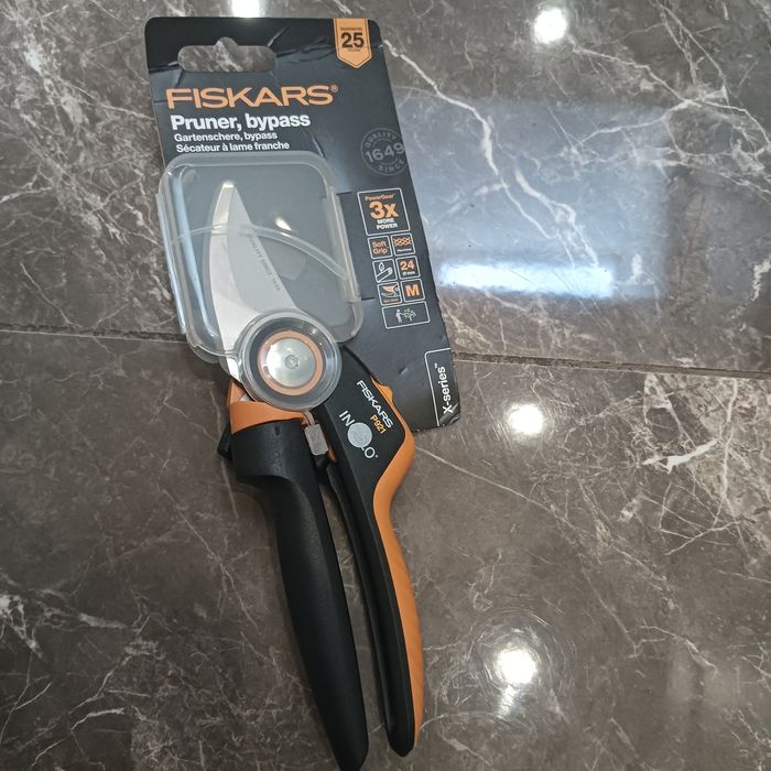 Sekator FISKARS nożycowy X-series M,