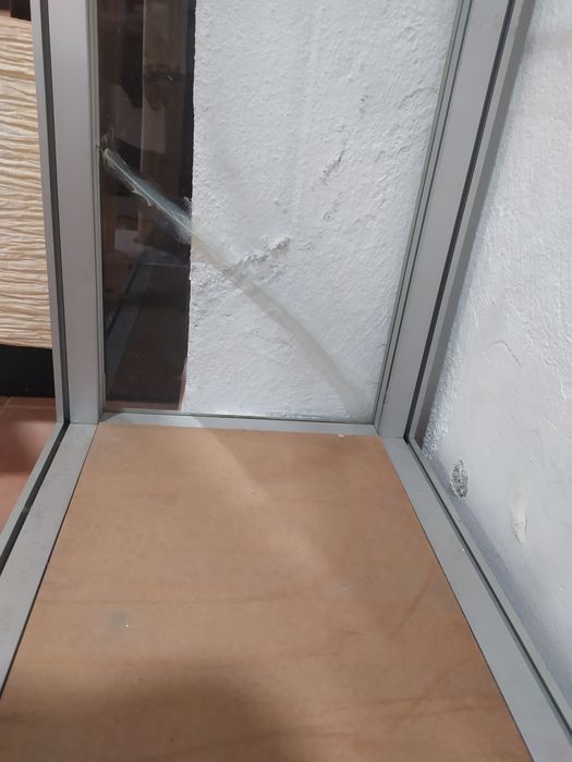 Estante em vidro e alumínio