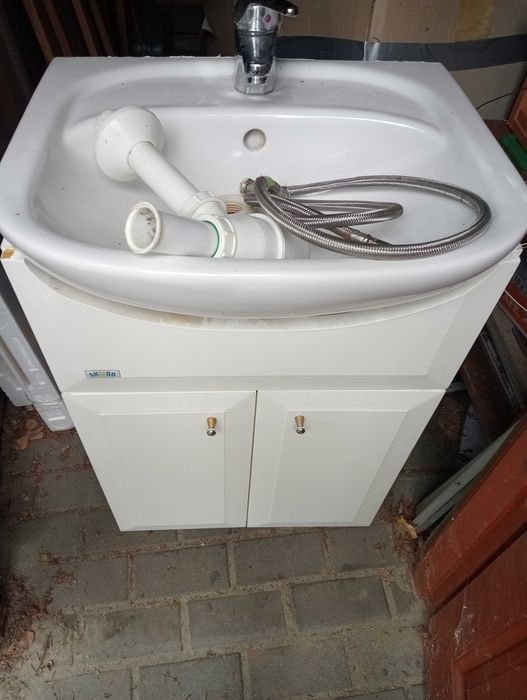 Szafka z umywalką i baterią