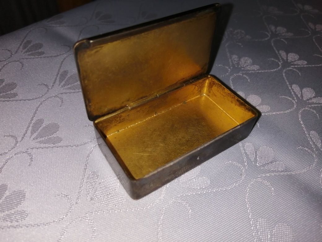 Tabakiera metalowa zdobiona