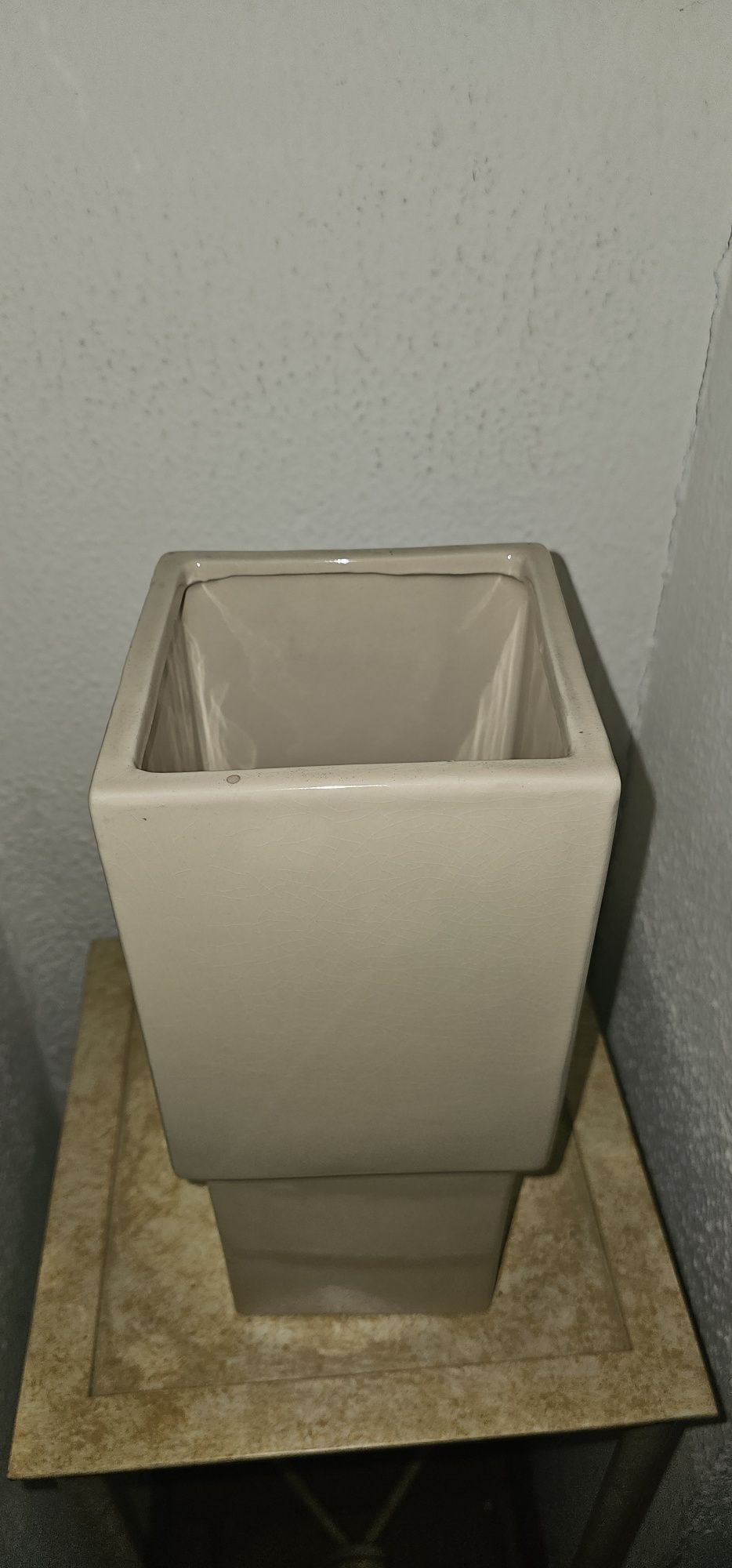 Jarra em cerâmica vidrada bege