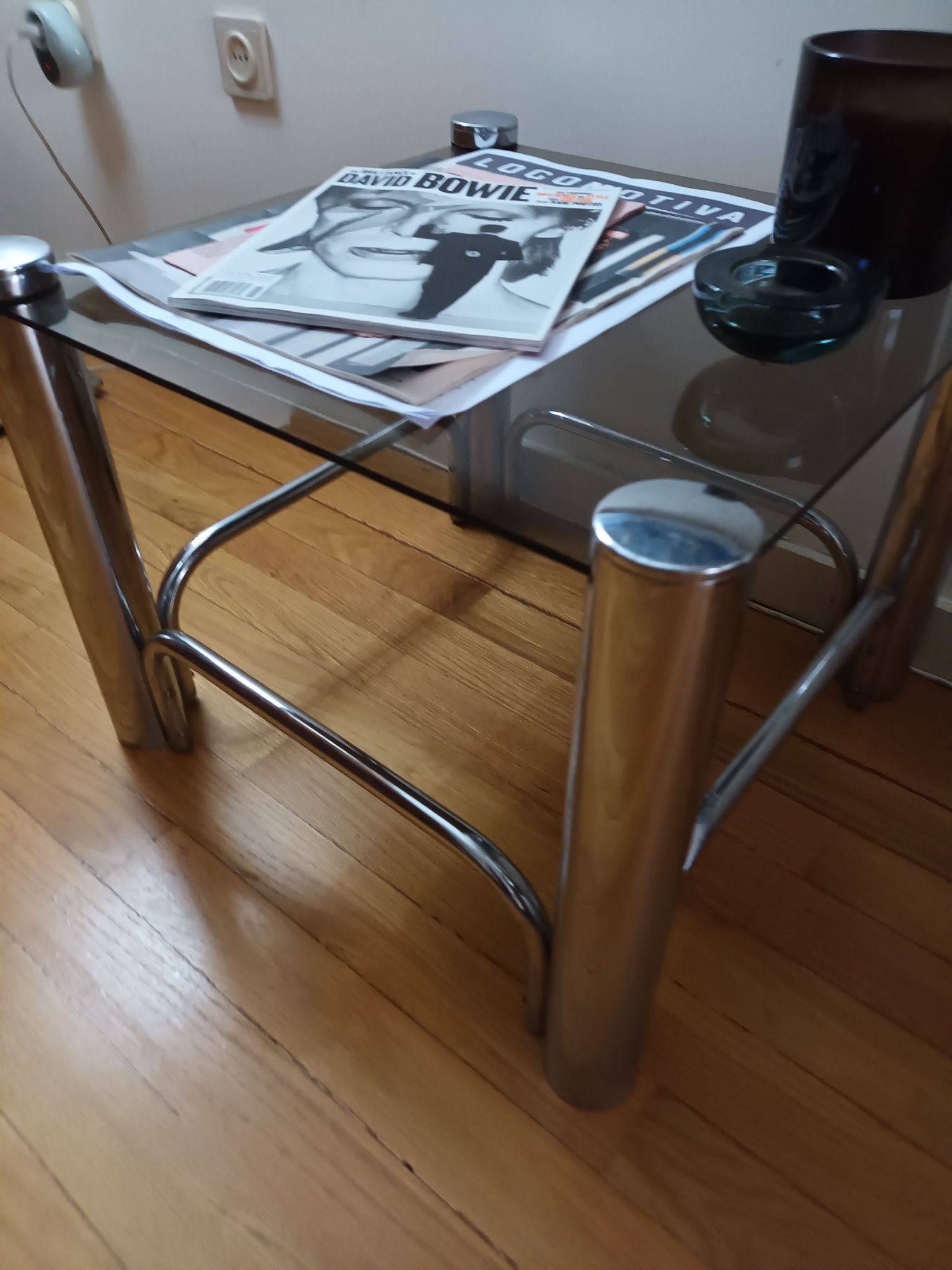Mesa pequena cromada