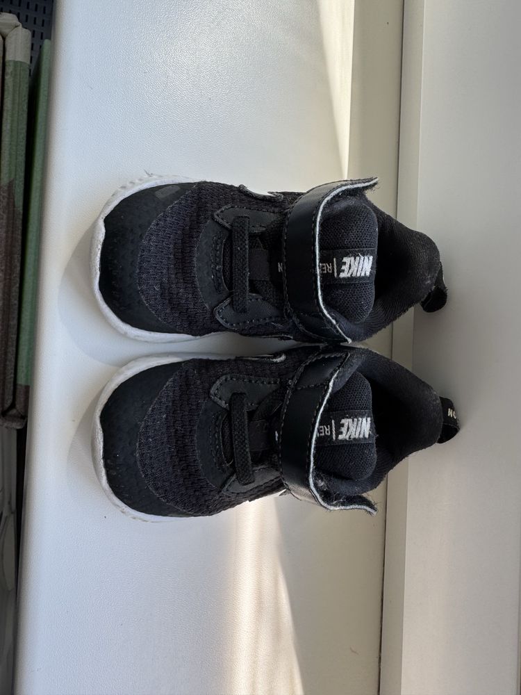 Кросівки nike revolution