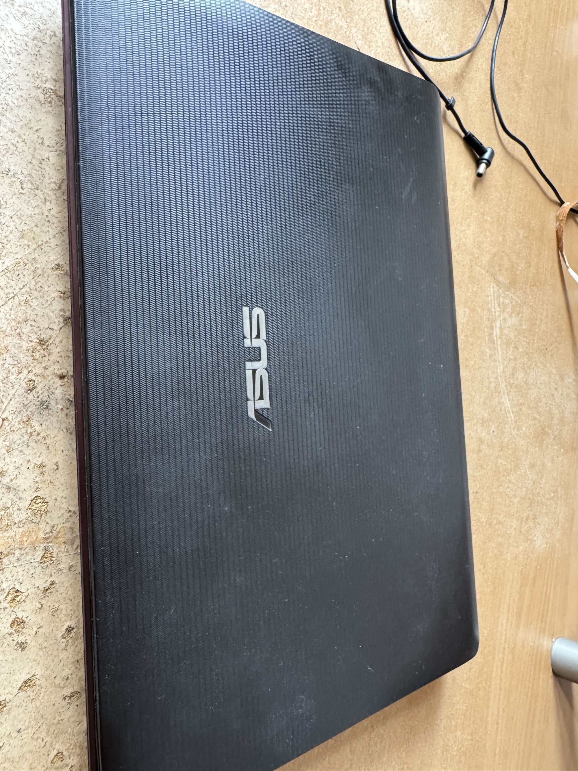 Sprzedam laptopa Asus