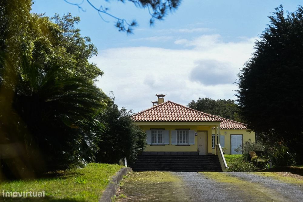Casa Espaçosa com Jardim com Árvores de Fruto no Pico da Pedra
