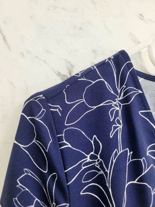 Sukienka kopertowa z wiązaniem w kwiaty magnolie rękaw ¾