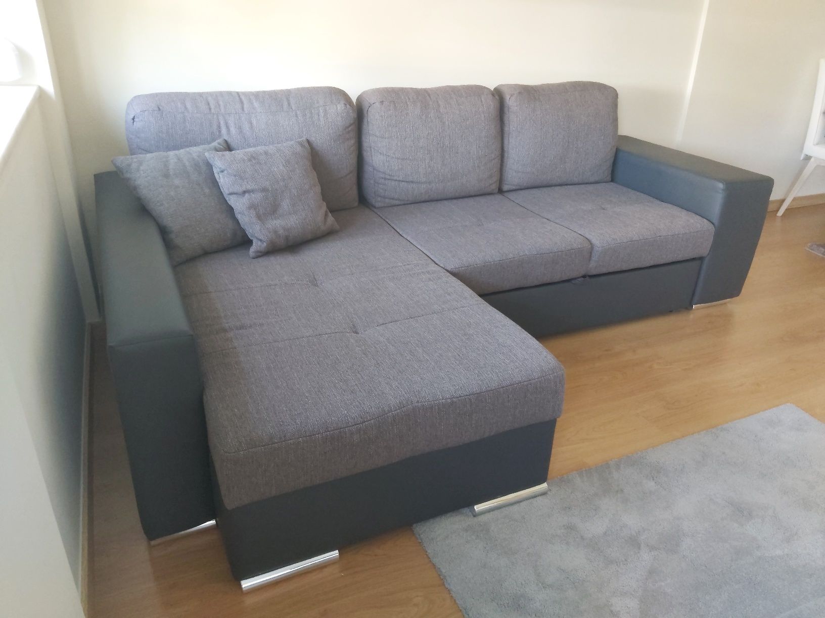 Sofá chaise longue com sofa cama