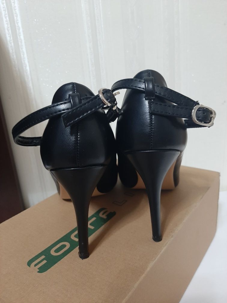 Класичні чорні туфлі 38 розмір