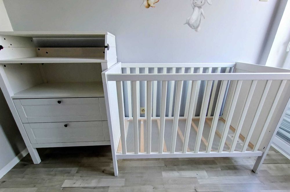 Zestaw mebli dziecięcych łóżeczko, materacyk, przewijak