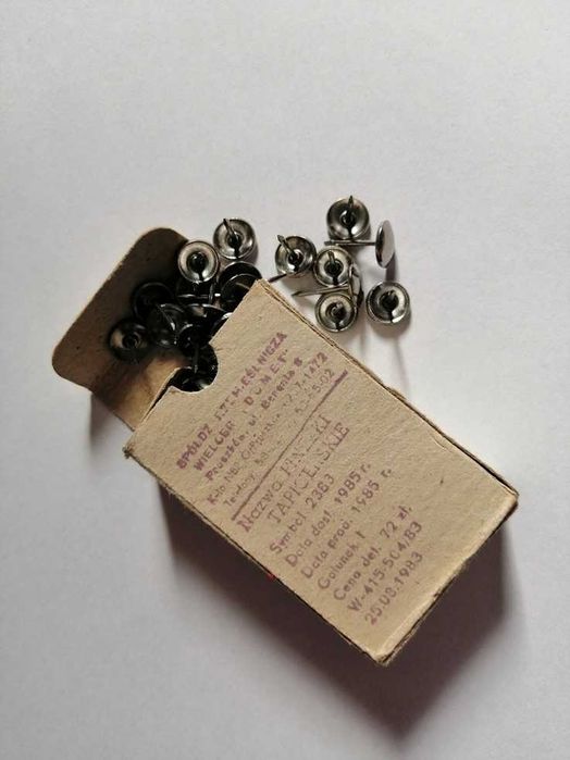 Pinezki tapicerskie z 1985 r. Gratka dla kolekcjonera.