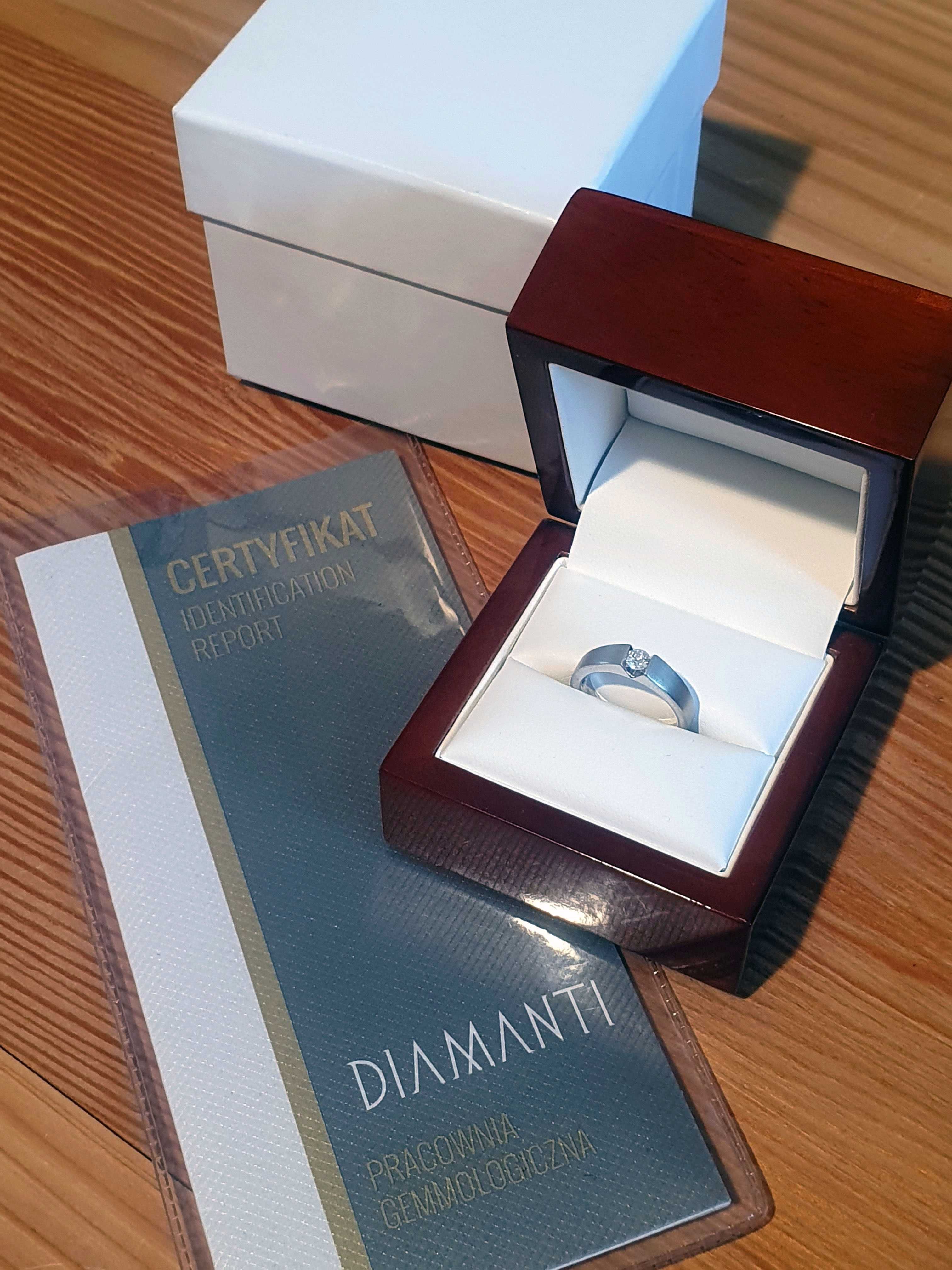 Złoty pierścionek z brylantem W. Kruk 18k 0,18 ct Certyfikat, jak Nowy