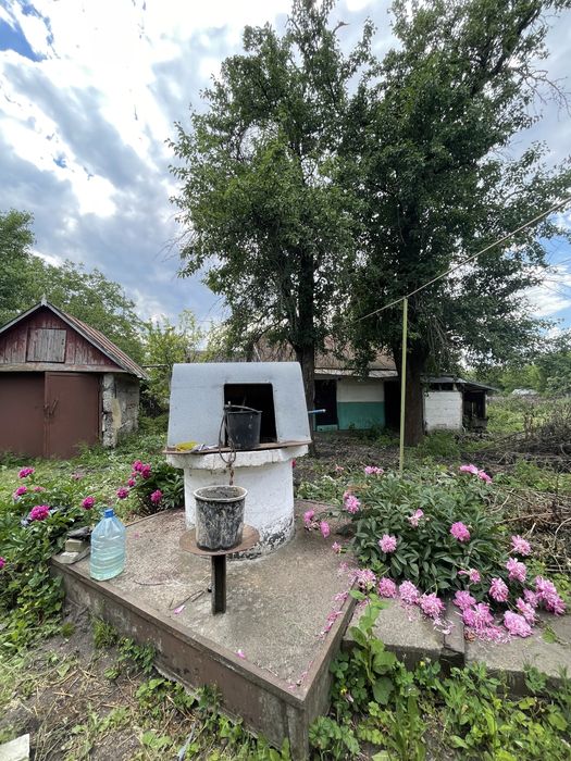 Дом в городе. Узин.Боьшой двор,спокойное место для проживания.
