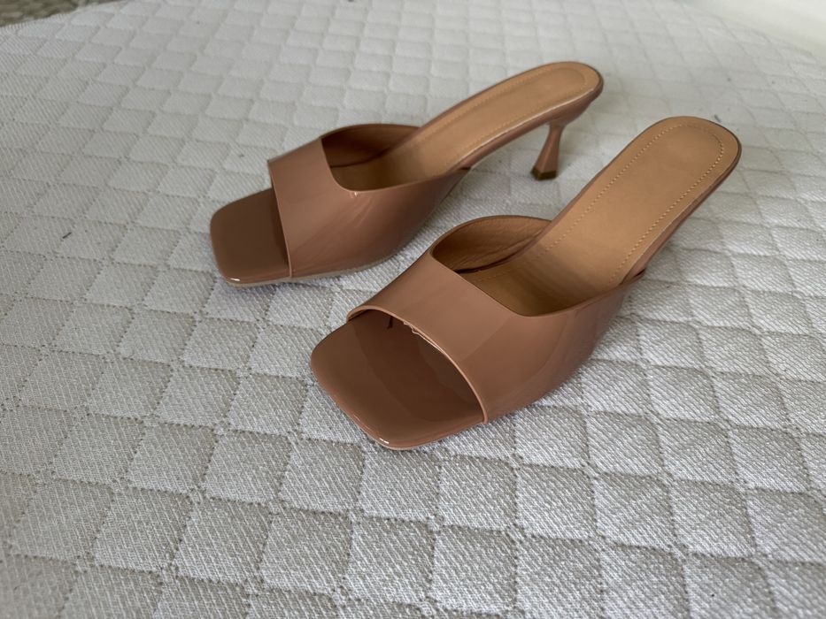 Brazowe klapki na szpilce