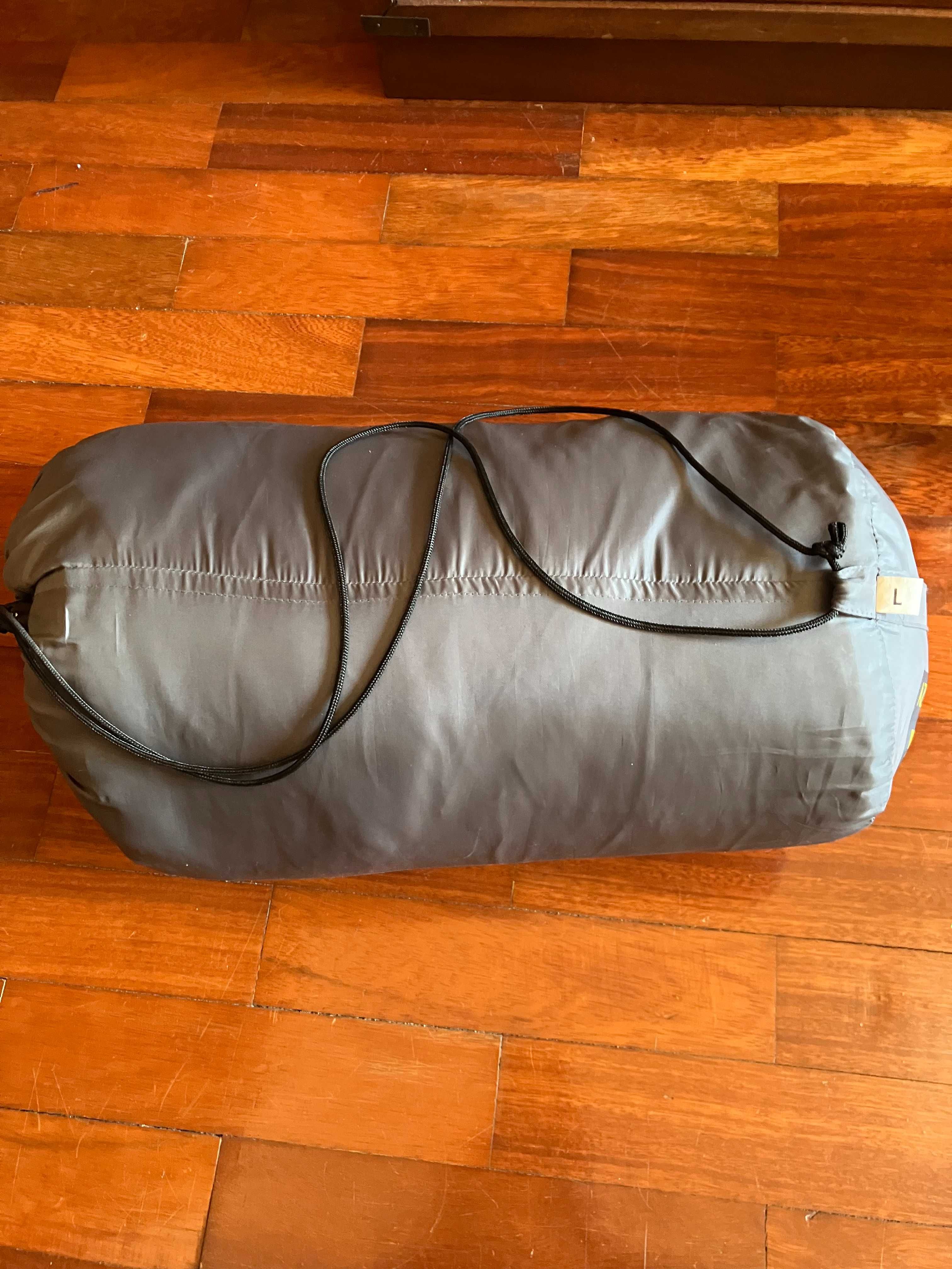 Kit campismo, com tenda, saco cama e vários utensílios necessários