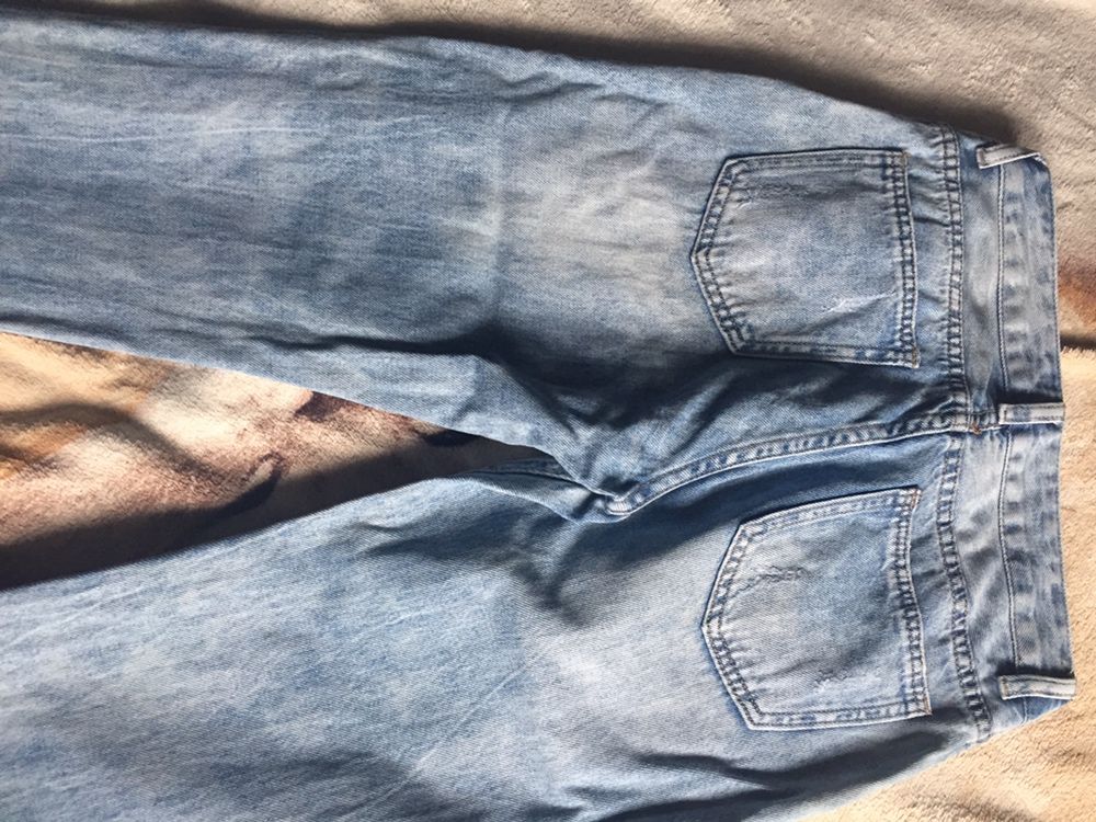 Sprzedam nowe jeans z dziurami