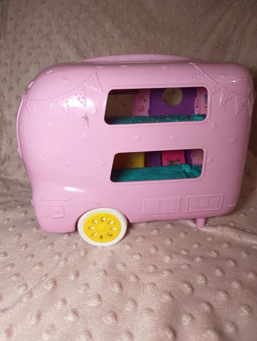 Różowa przyczepa kempingowa dla lalek