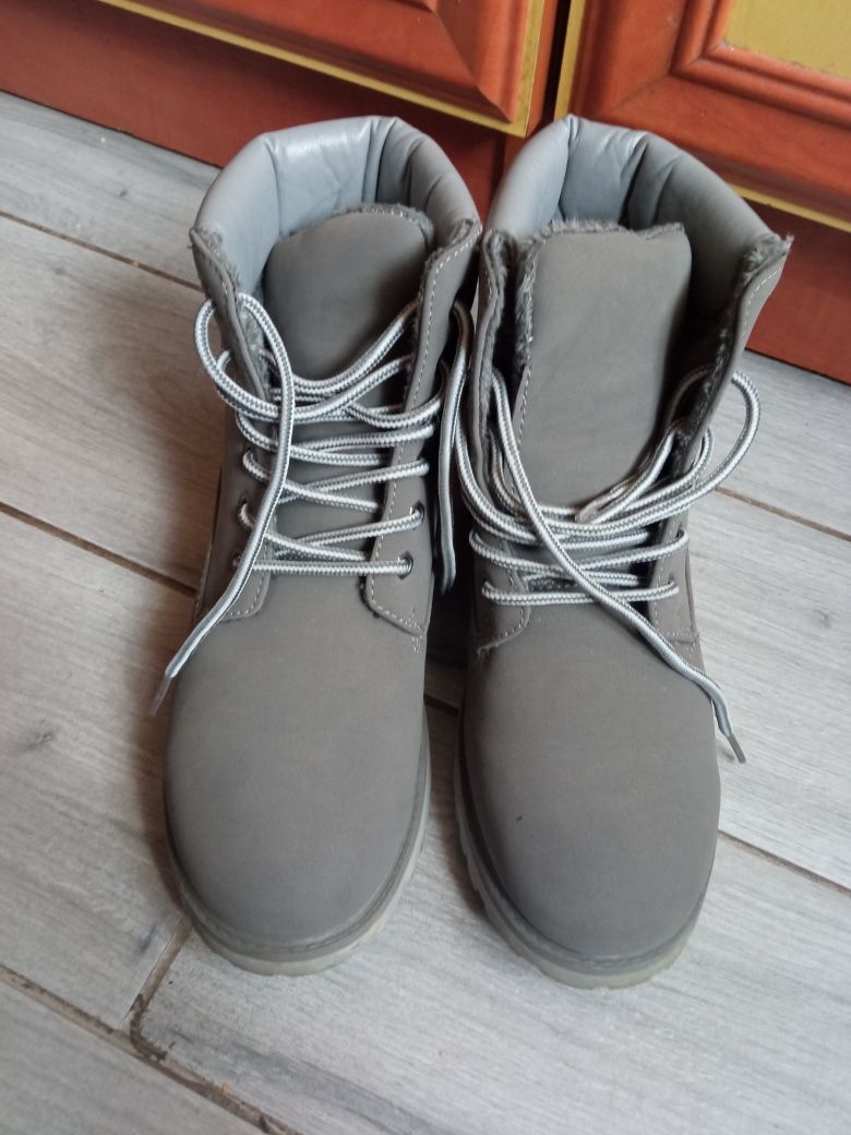 Buty zimowe damskie trapery