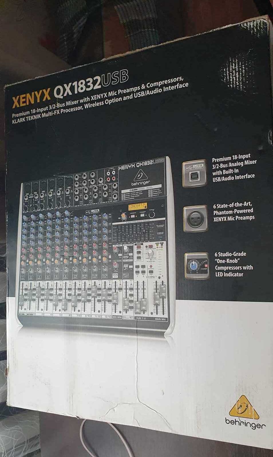 Микшерный пульт Behringer Xenyx QX1832USB