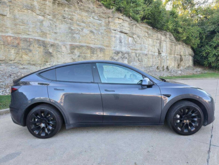 Tesla Model Y      2021
