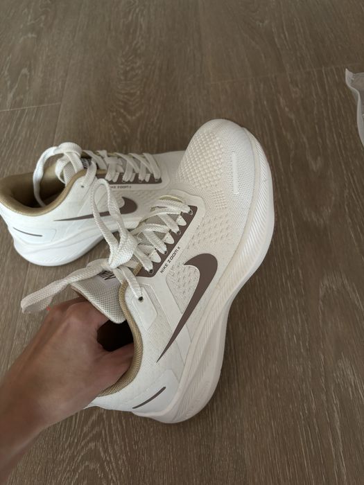 Кросівки жіночі Nike