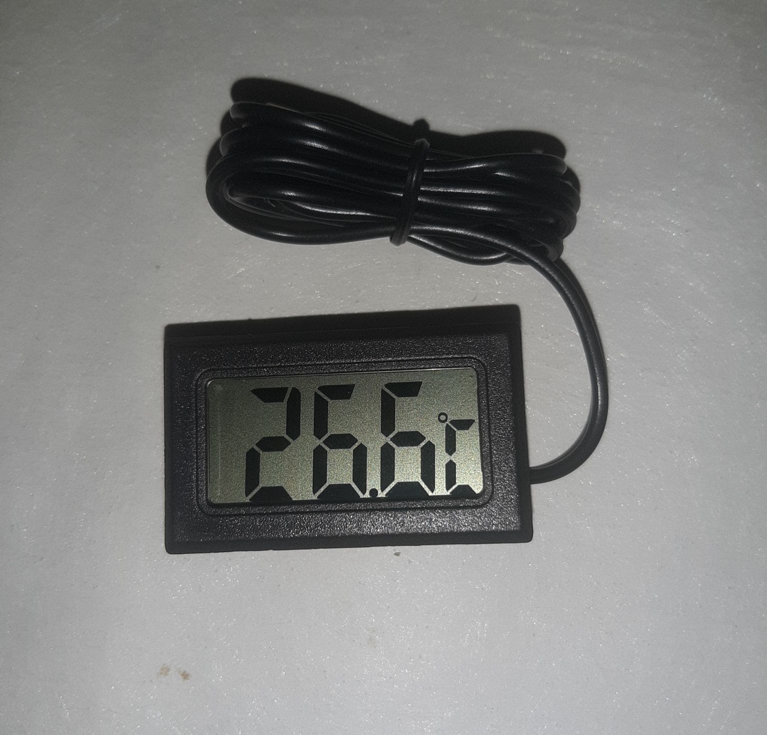 Термометр цифровой с выносным датчиком с батарейками новый в террариум