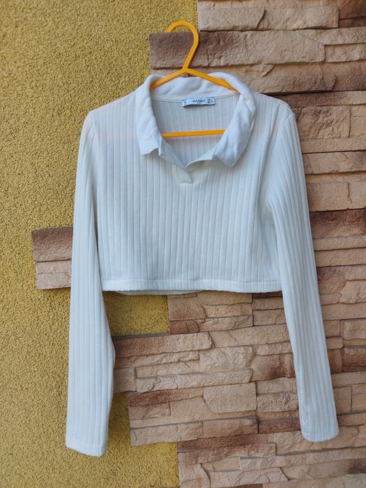 Krótka biała bluzka crop top z długim rękawem i kołnierzykiem