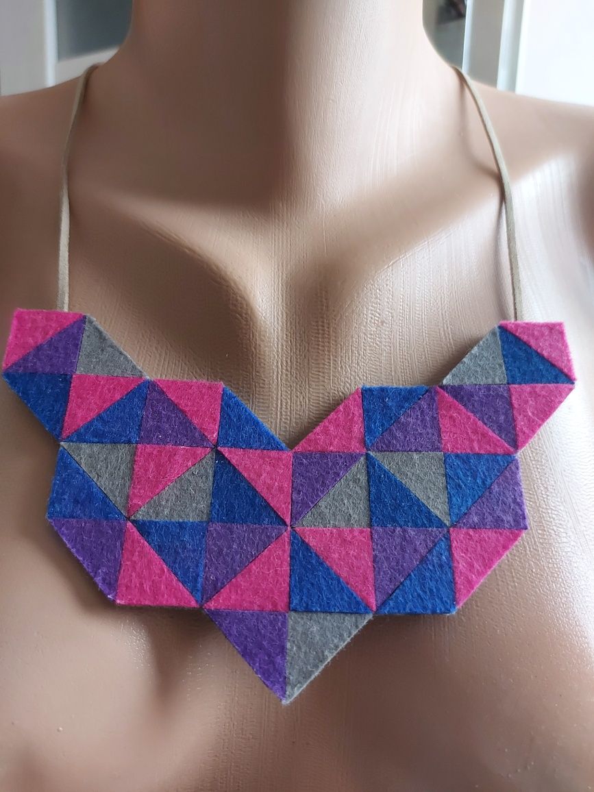 naszyjnik na zapięcie trójkąty geometryczny z filcu