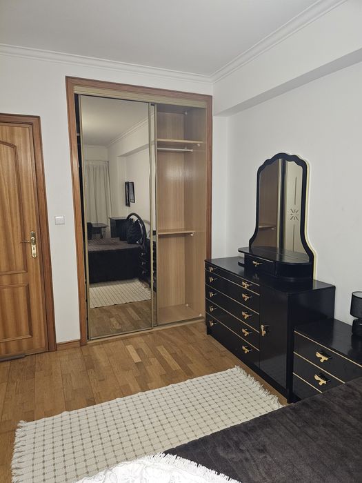 Alugo quarto espaçoso mobilado com tv