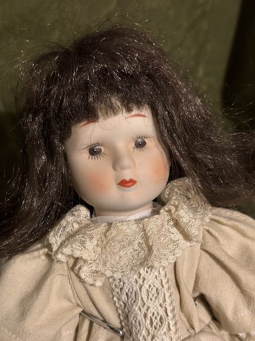 Лялька порцелянова