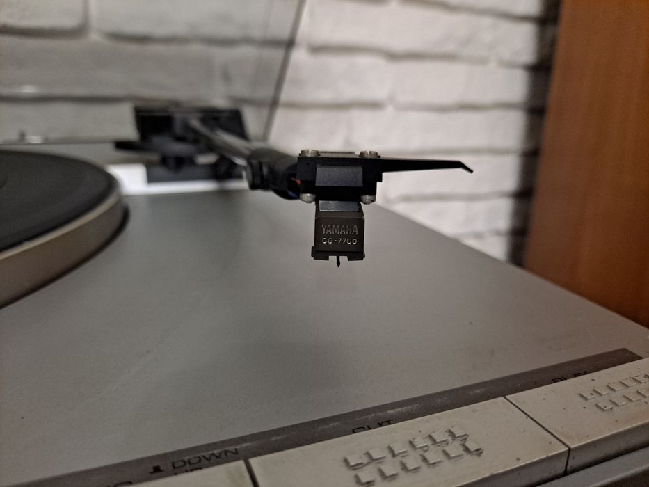 Gramofon Yamaha P-320 automat