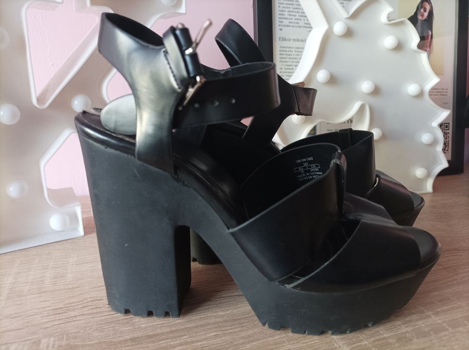 Stradivarius 37 sandały na koturnie