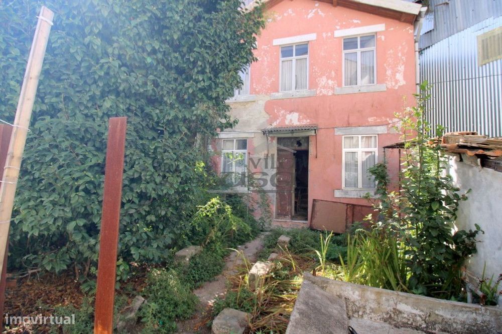 Moradia com terreno no centro gaia para recuperar