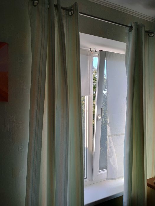 Дві довгі легкі світлі штори на люверсах 225*115см кожна з підкладкою