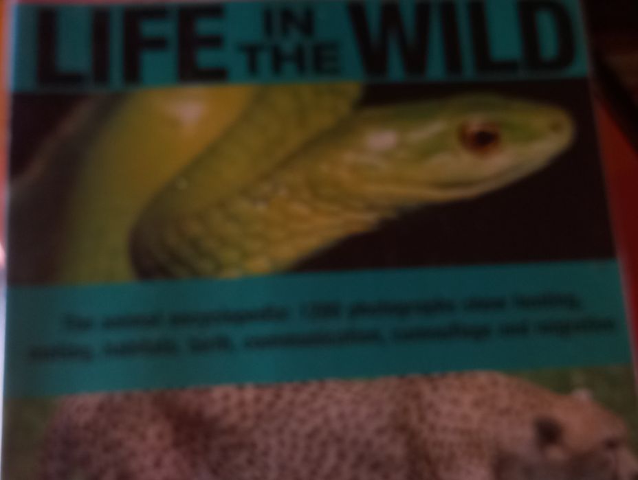 "Life in the wild" 510 páginas.