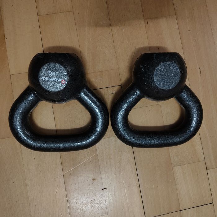 Dwa żeliwne ciężarki kettlebell 2x5kg