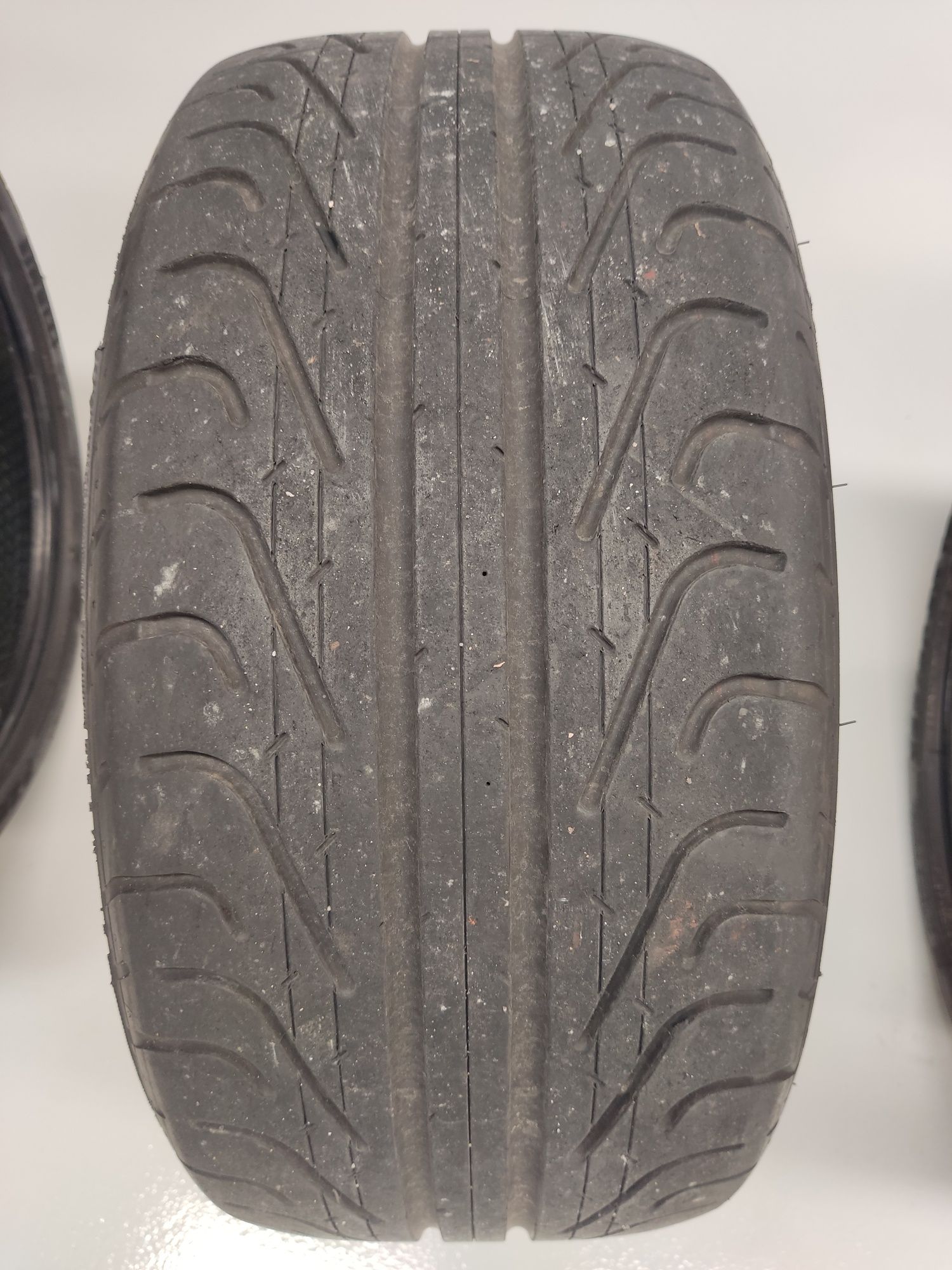 Pneus Aston Martin Pirelli Pzero Corsa 295/30 R19 e 255/35 R19